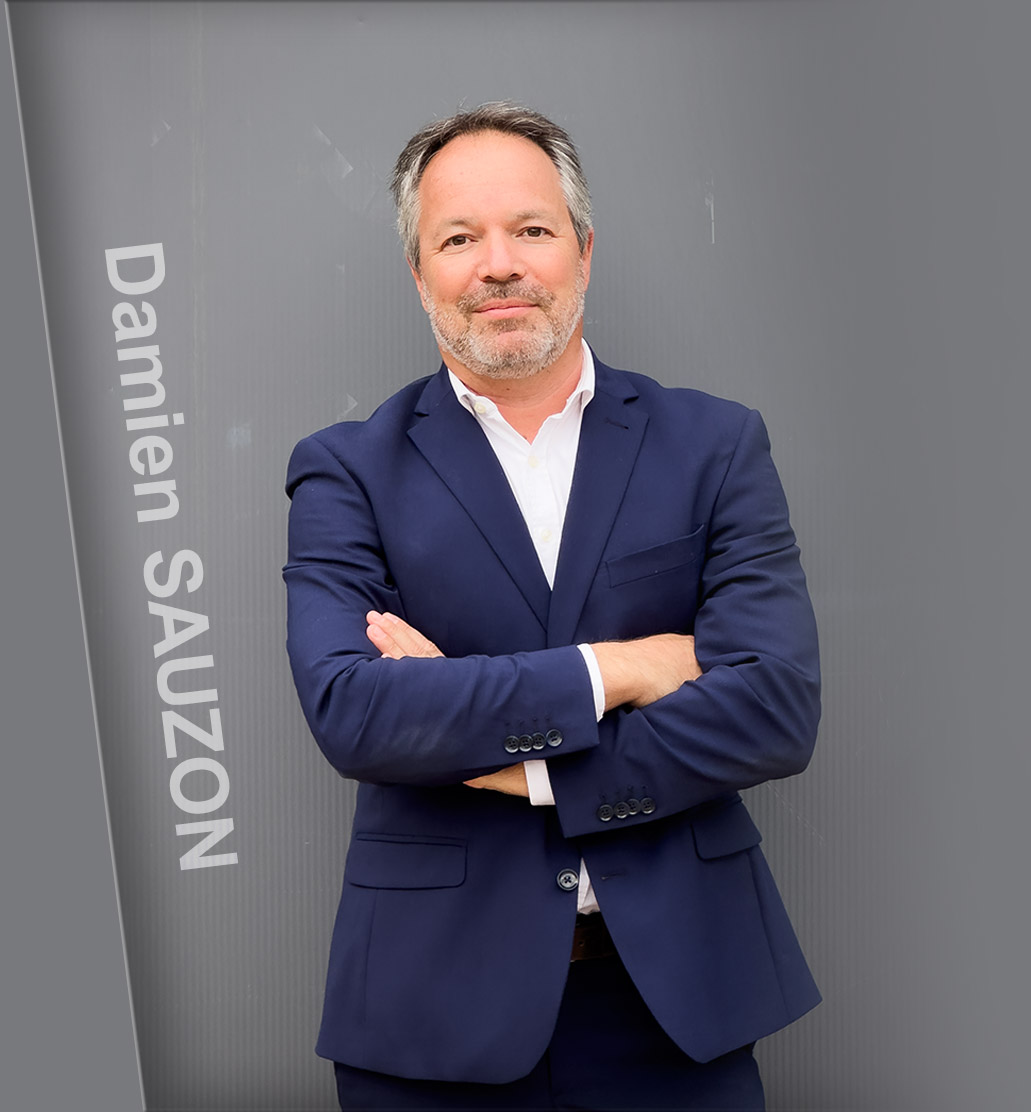 Damien SAUZON, expert investissement immobilier LMNP, bras croisés, veste bleue, chemise blanche sur un fond gris