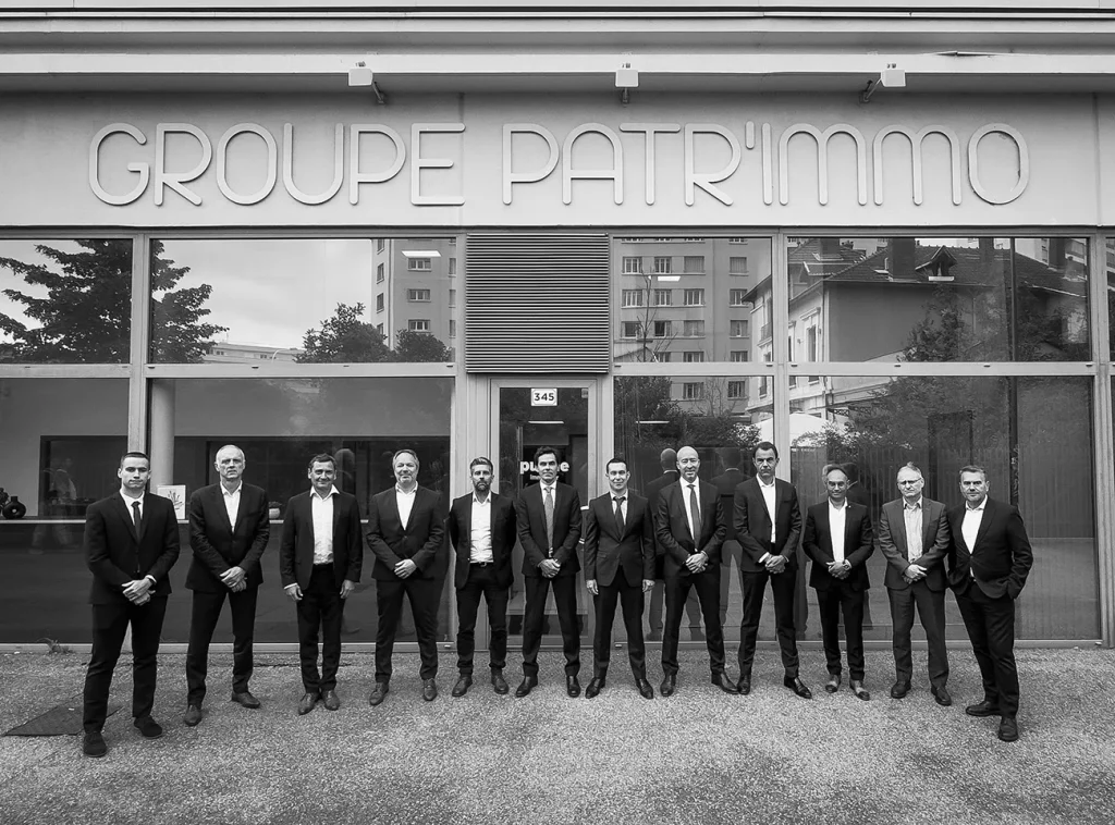 photo de groupe en noir et blanc des experts en investissement de la société